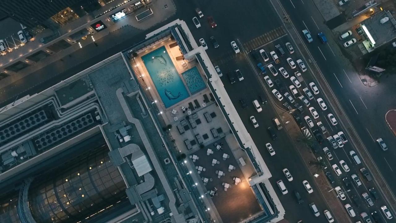 The Hotel Galleria Jeddah, Curio Collection By Hilton Bagian luar foto Aerial view of the pool at the hotel