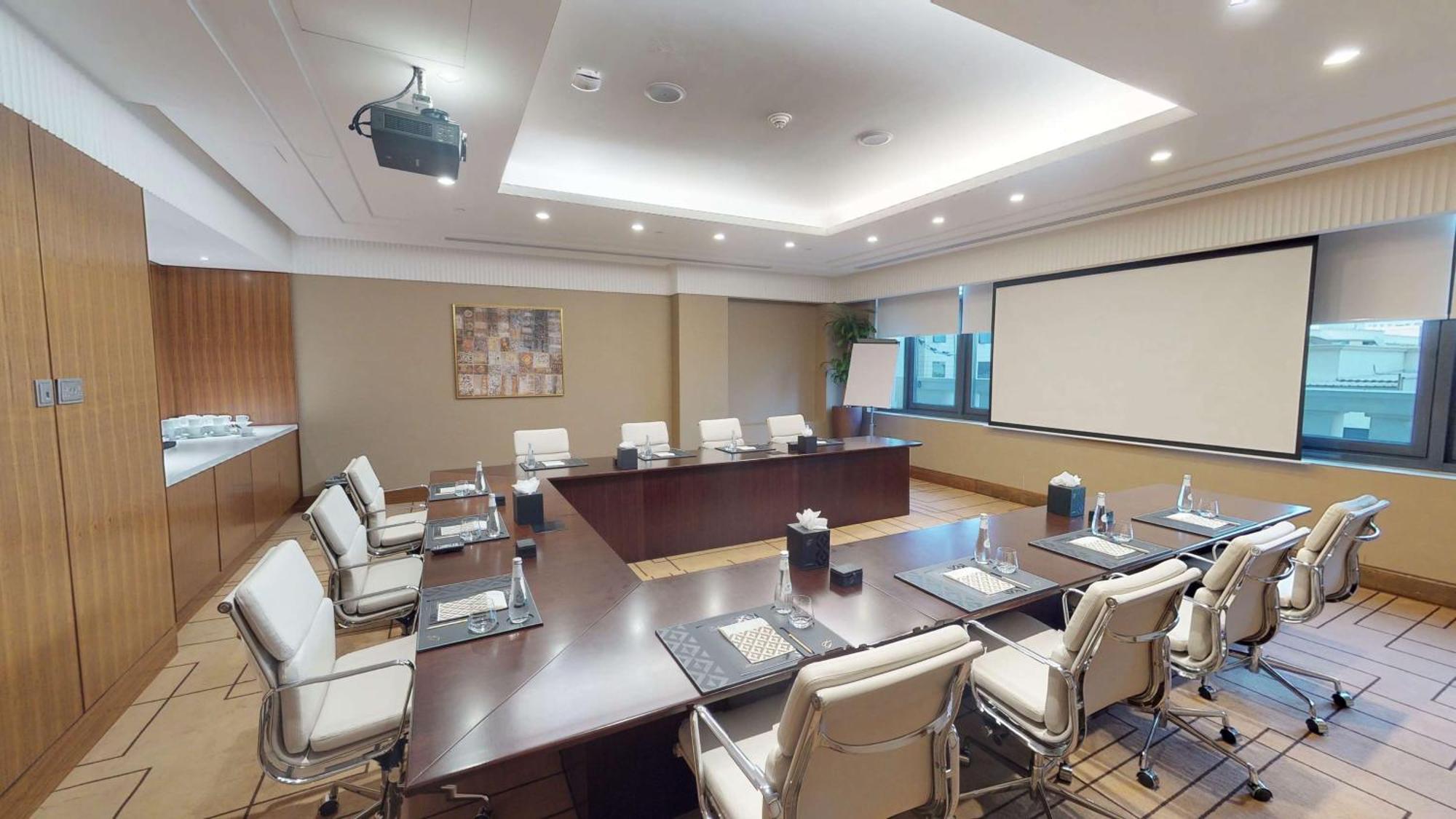 The Hotel Galleria Jeddah, Curio Collection By Hilton Bagian luar foto Meeting room