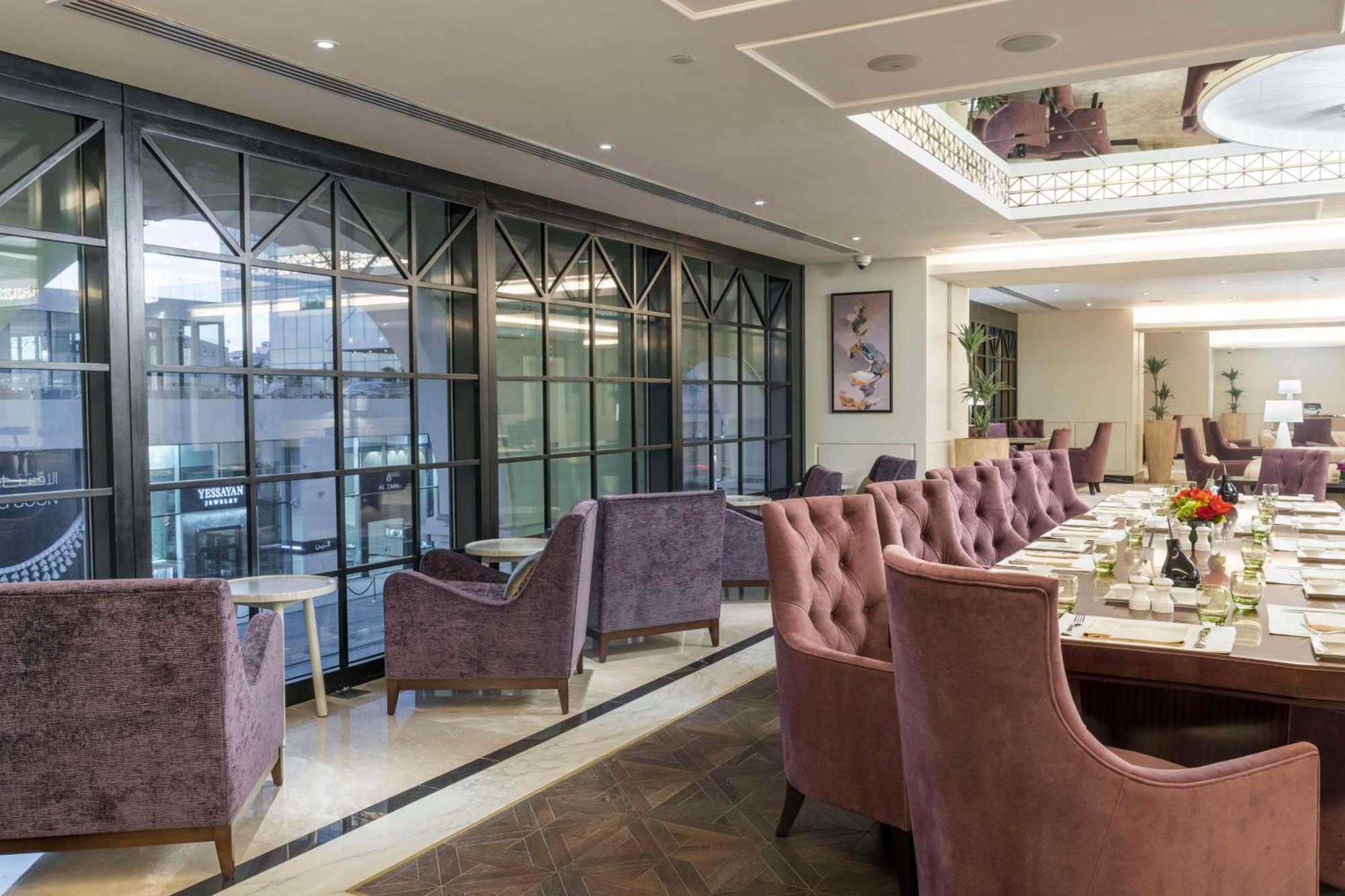 The Hotel Galleria Jeddah, Curio Collection By Hilton Bagian luar foto The interior of the restaurant