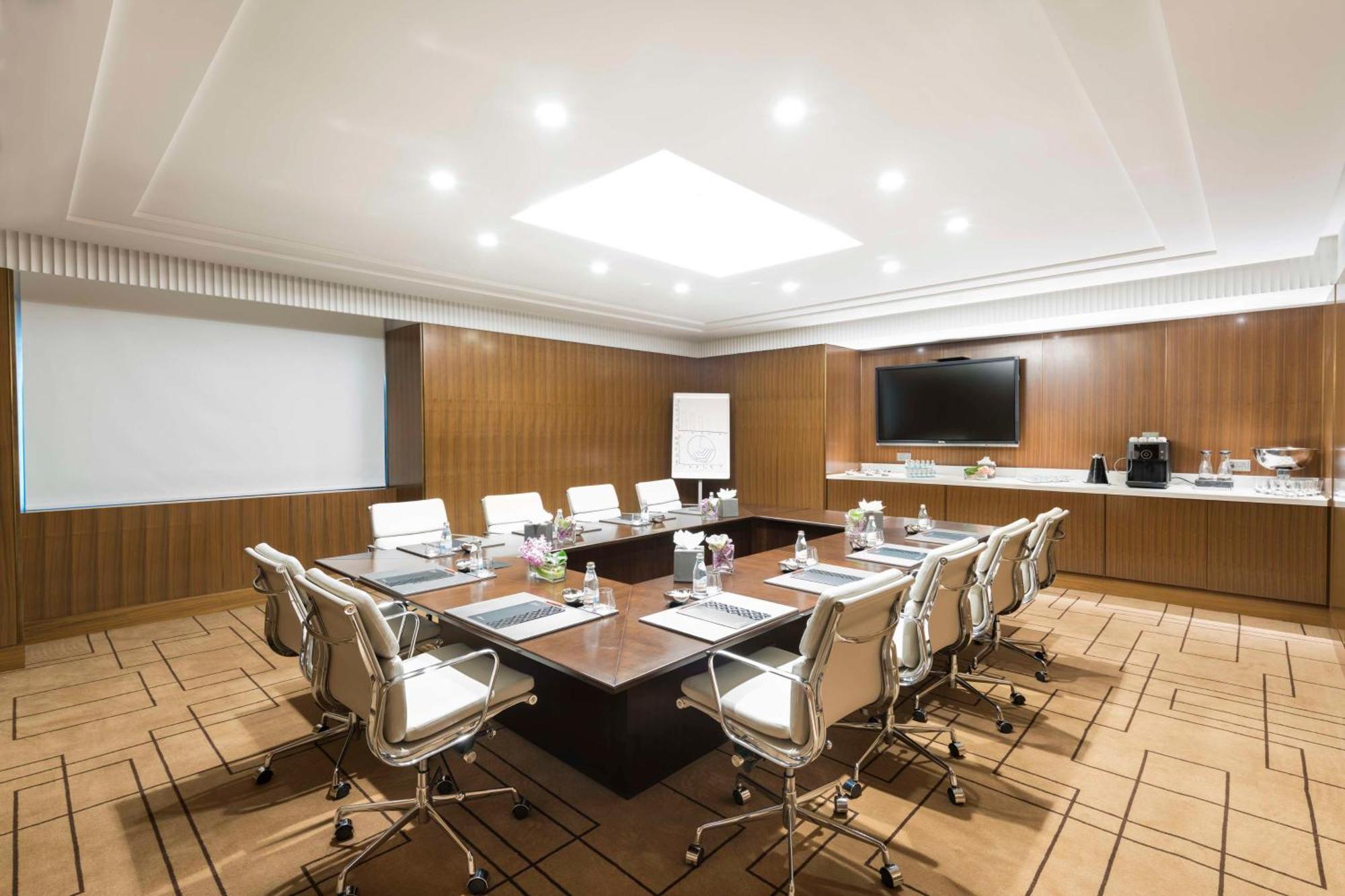 The Hotel Galleria Jeddah, Curio Collection By Hilton Bagian luar foto Meeting room at the hotel