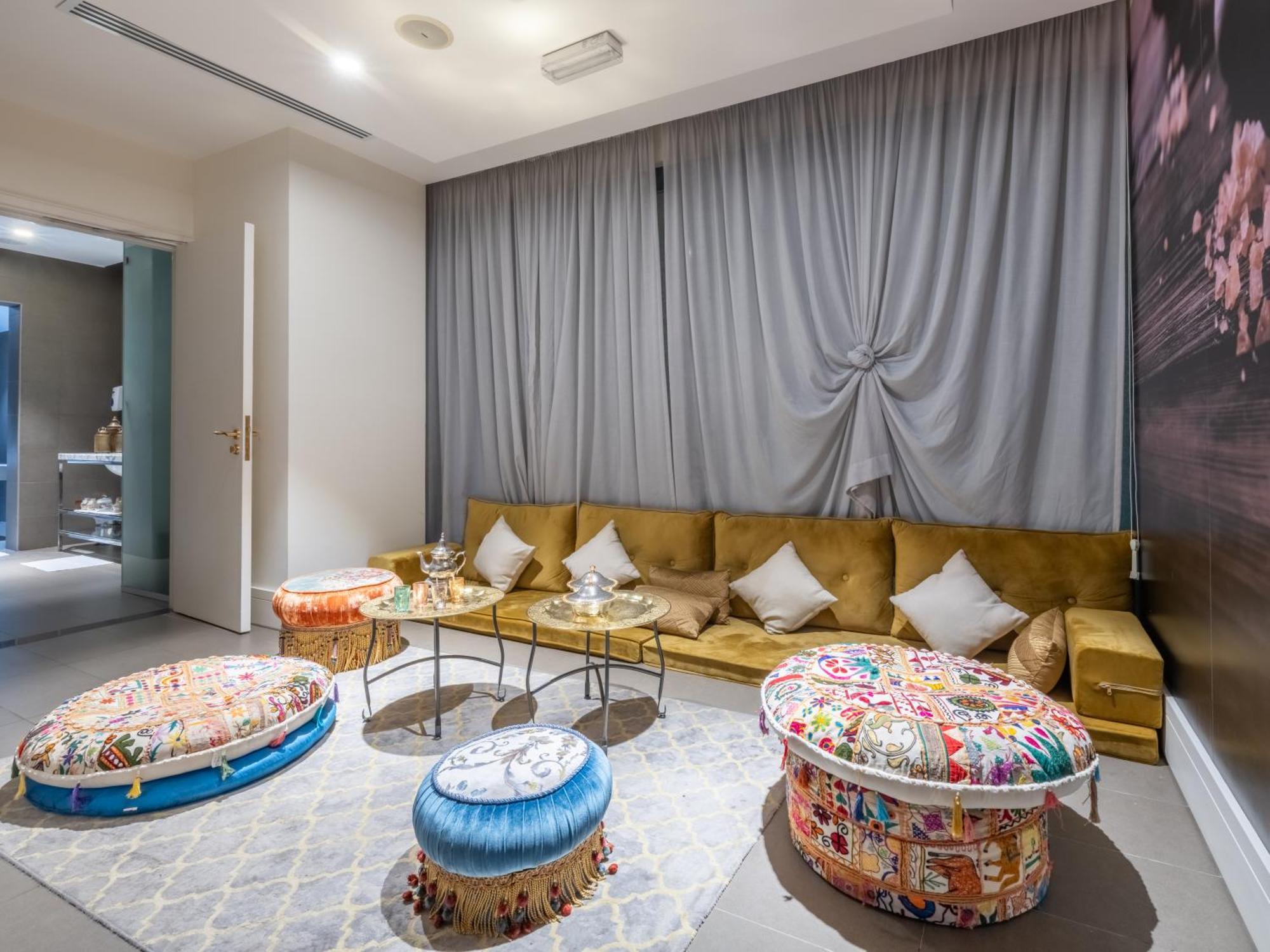 The Hotel Galleria Jeddah, Curio Collection By Hilton Bagian luar foto The interior of the 2018 edition of the Middle East Hotel Show