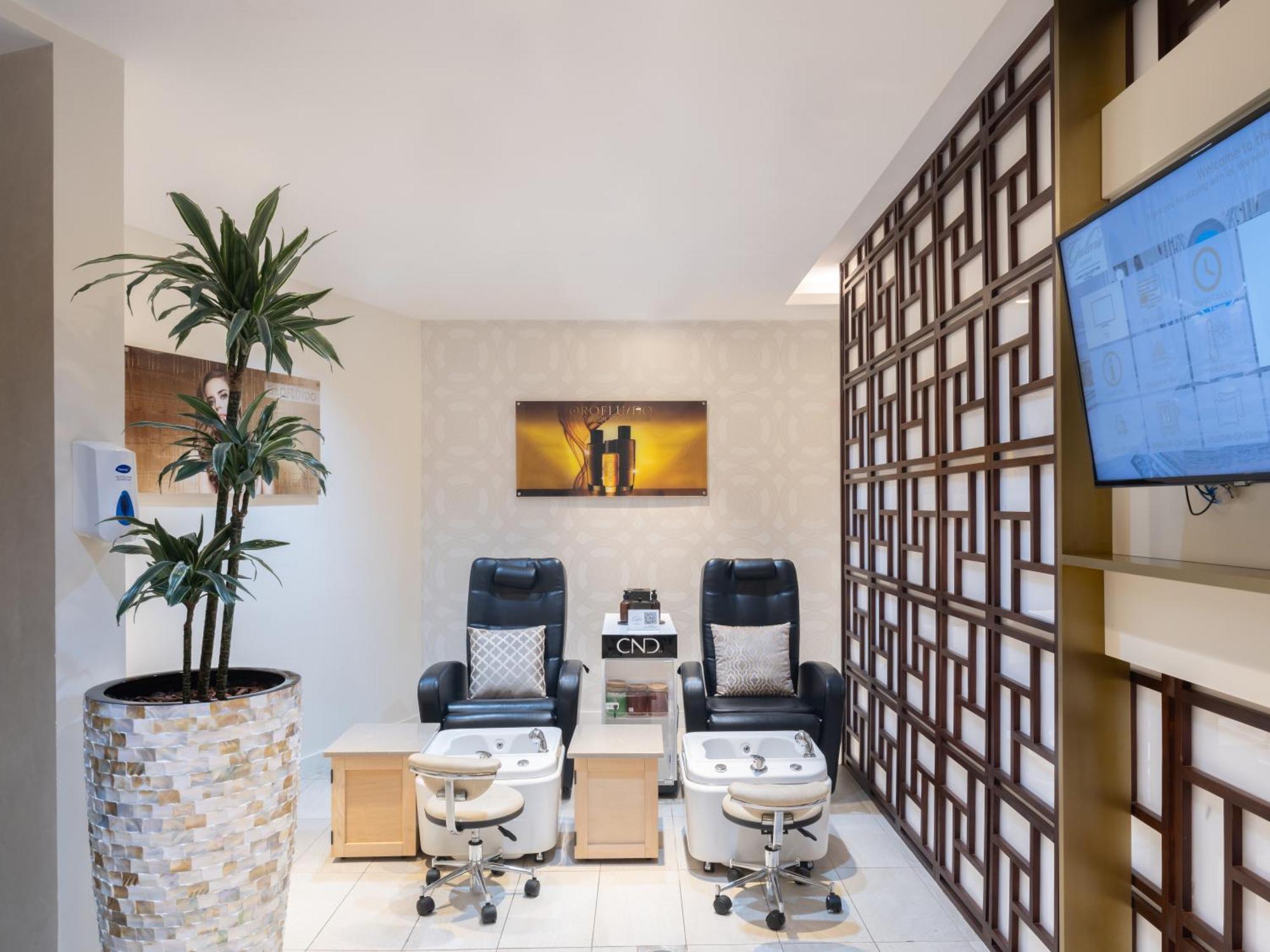 The Hotel Galleria Jeddah, Curio Collection By Hilton Bagian luar foto The interior of a nail salon