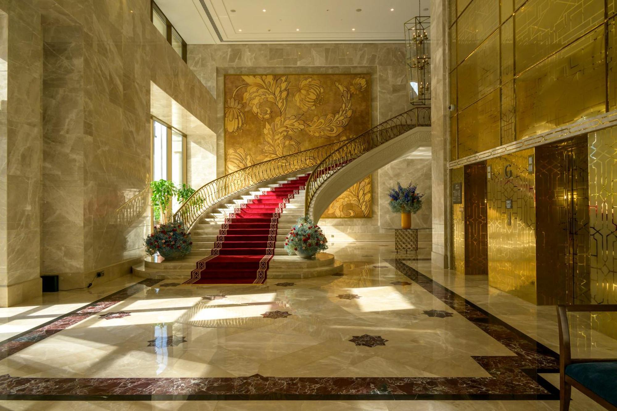 The Hotel Galleria Jeddah, Curio Collection By Hilton Bagian luar foto The lobby of the Four Seasons Hotel in Istanbul