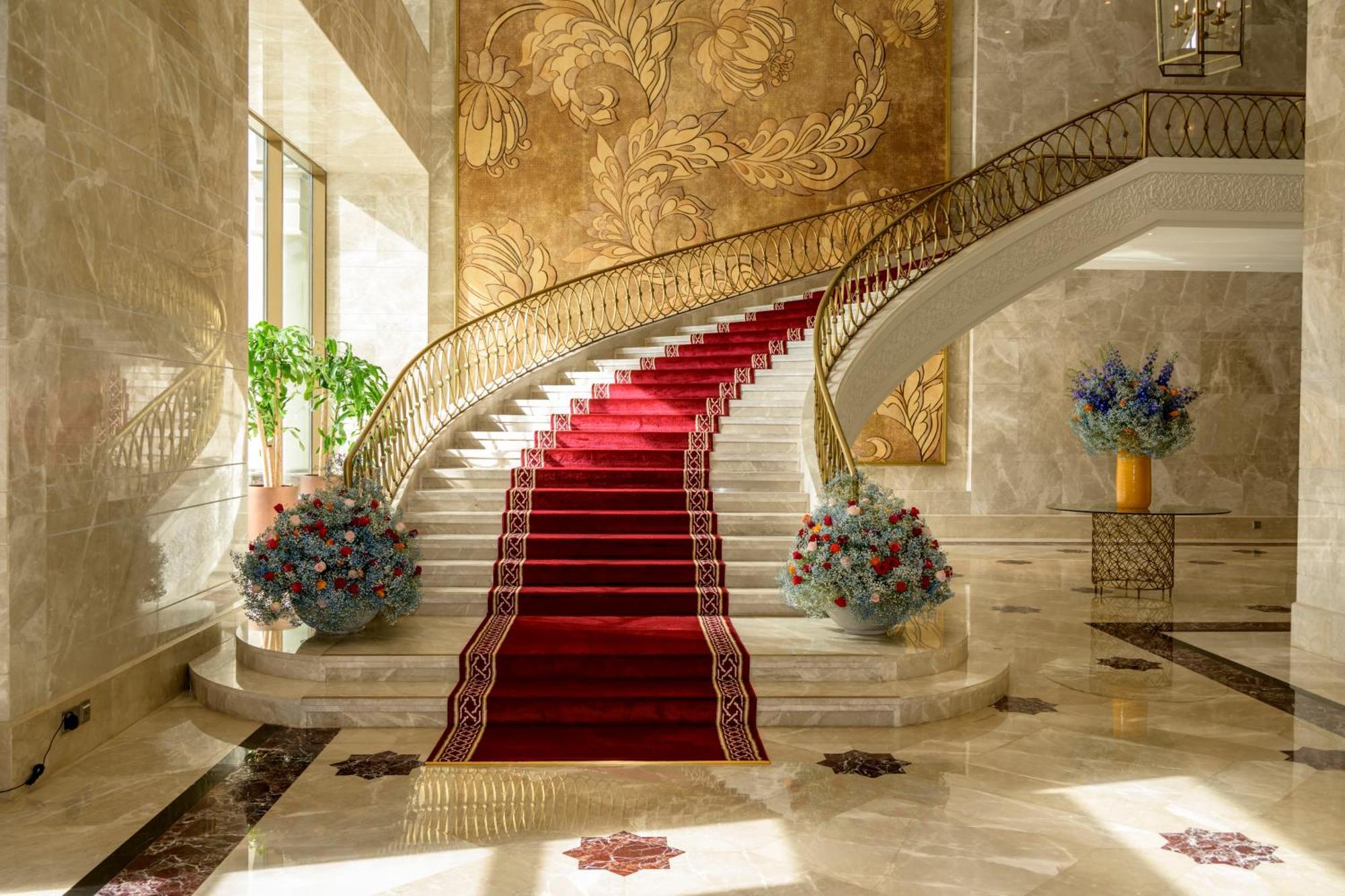 The Hotel Galleria Jeddah, Curio Collection By Hilton Bagian luar foto The staircase of the hotel