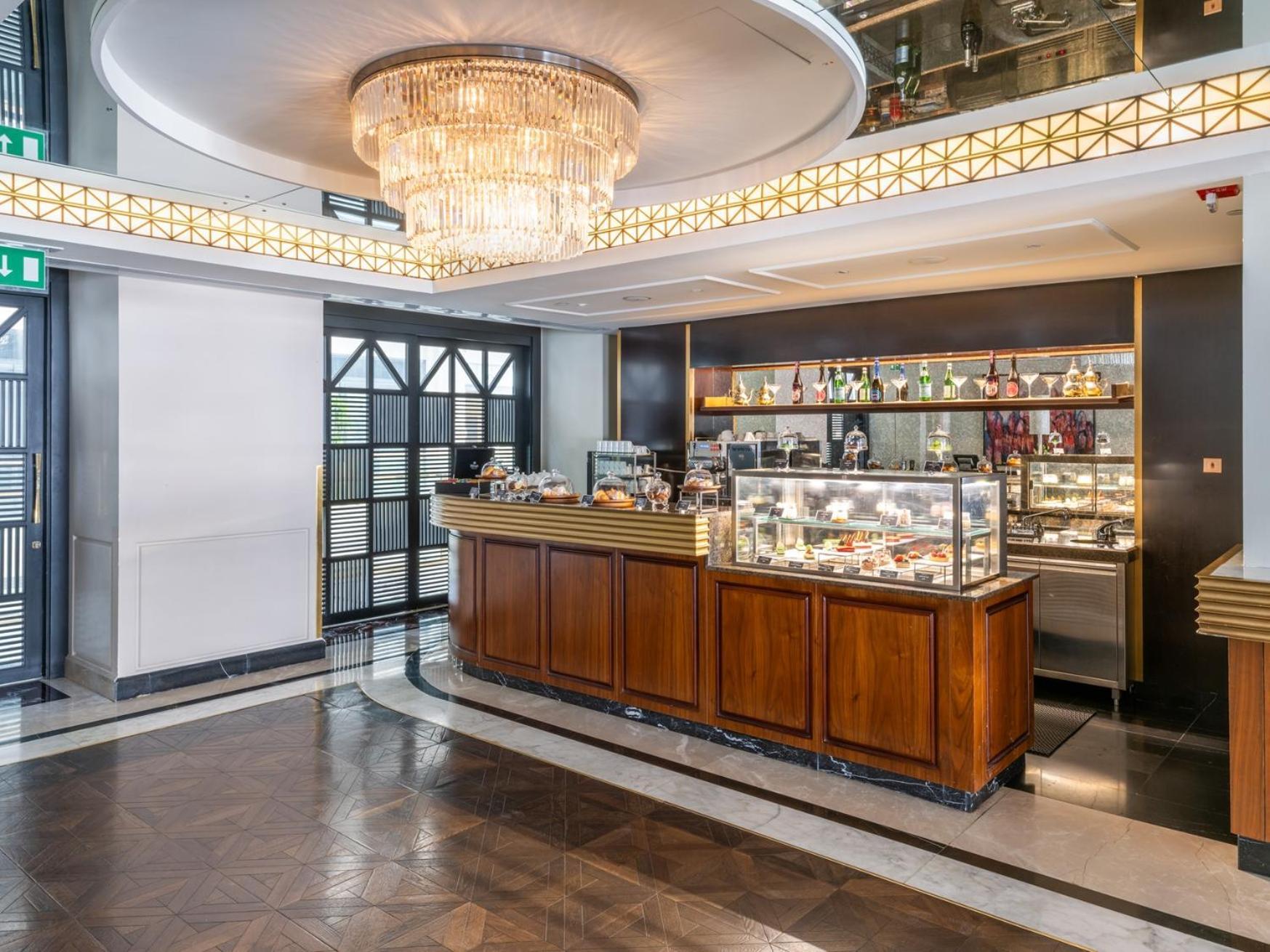 The Hotel Galleria Jeddah, Curio Collection By Hilton Bagian luar foto The Café at the National Theatre