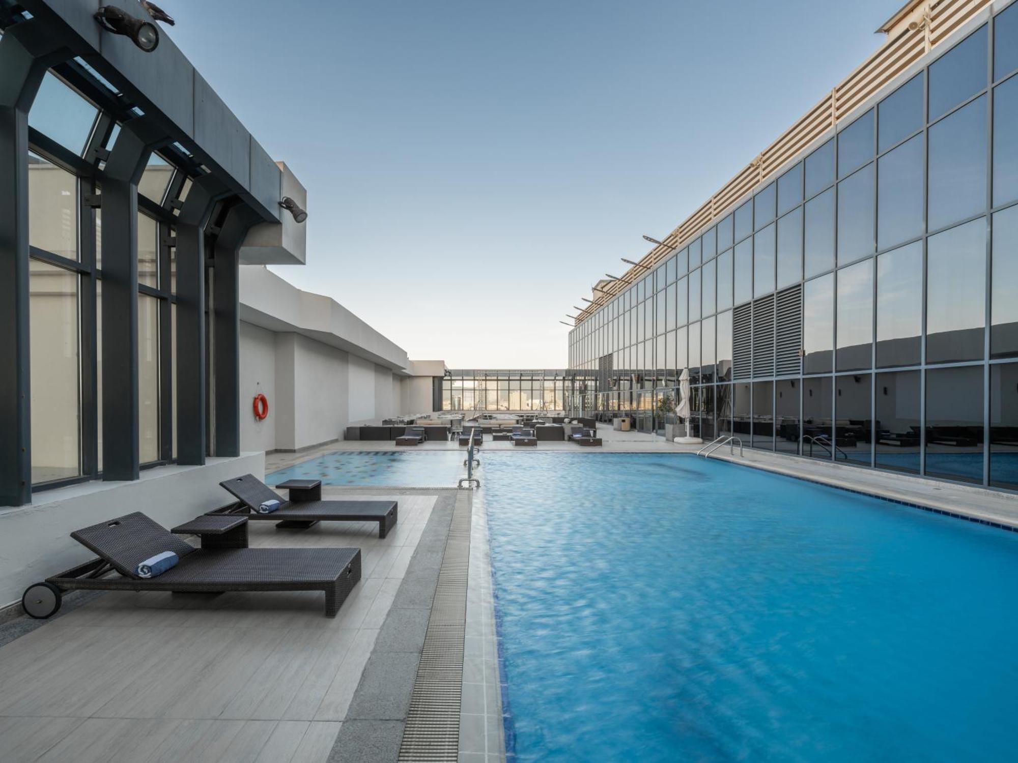 The Hotel Galleria Jeddah, Curio Collection By Hilton Bagian luar foto The swimming pool at the hotel