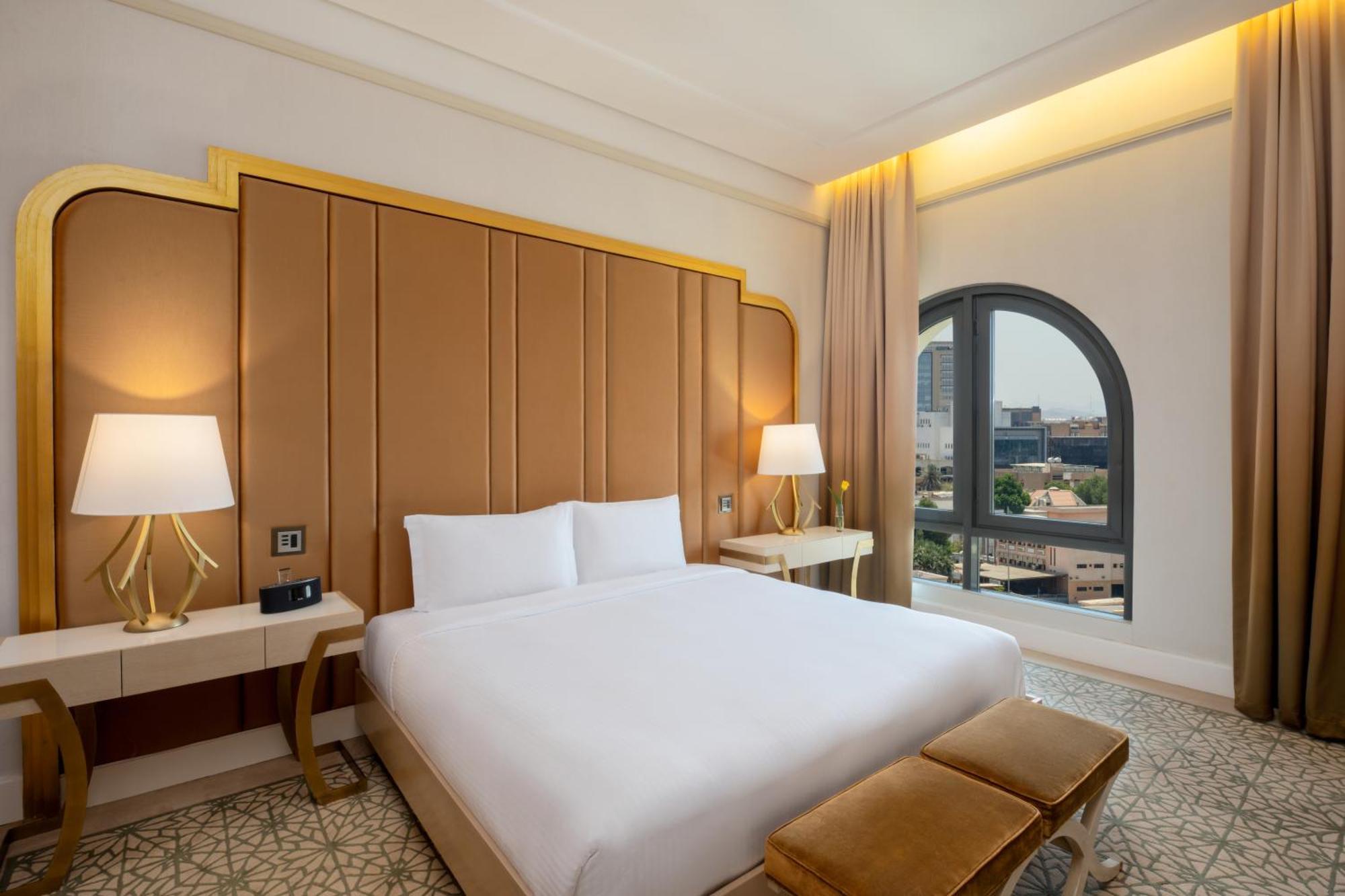 The Hotel Galleria Jeddah, Curio Collection By Hilton Bagian luar foto Deluxe Room