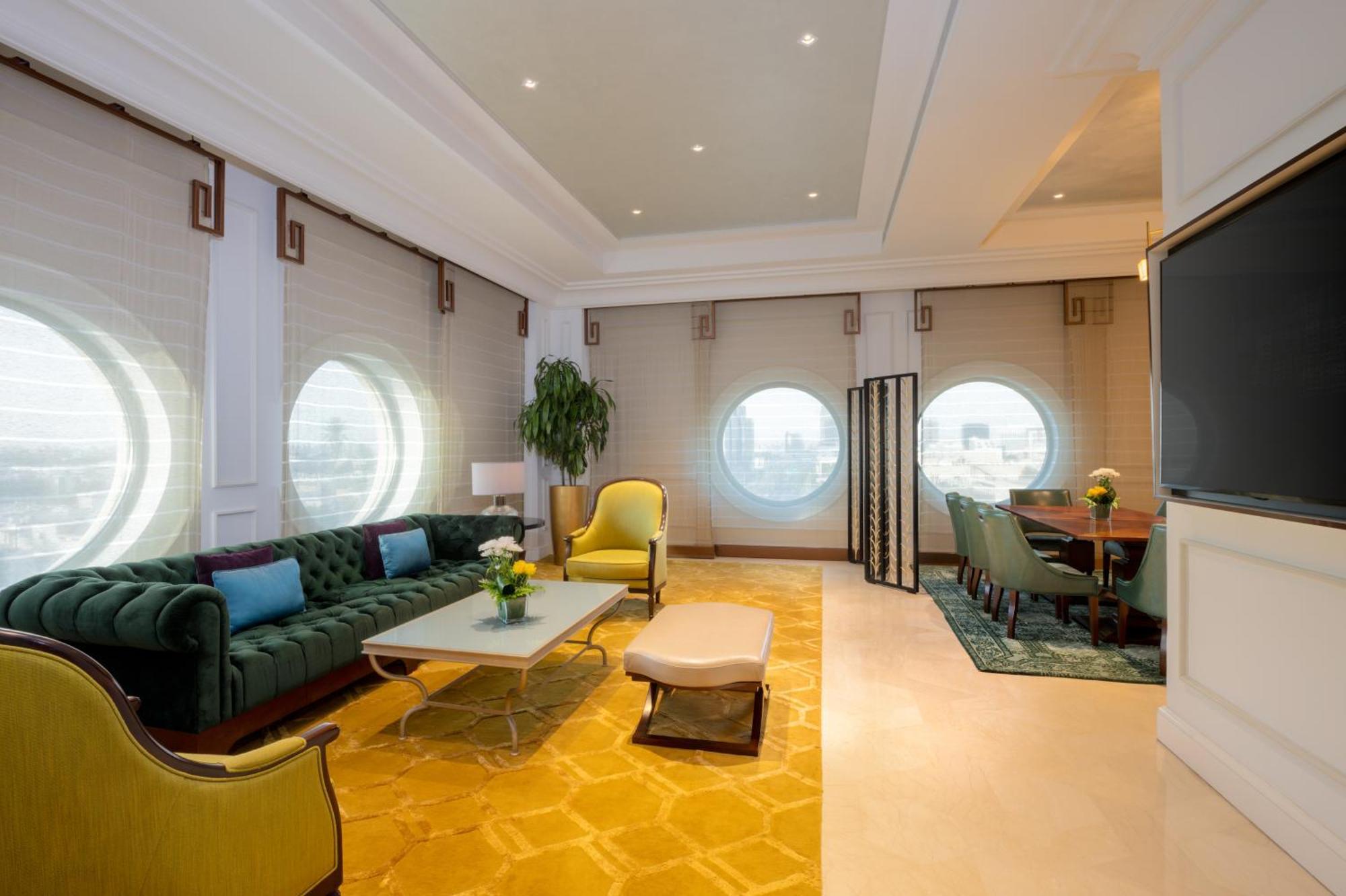 The Hotel Galleria Jeddah, Curio Collection By Hilton Bagian luar foto The living room of a suite at the hotel