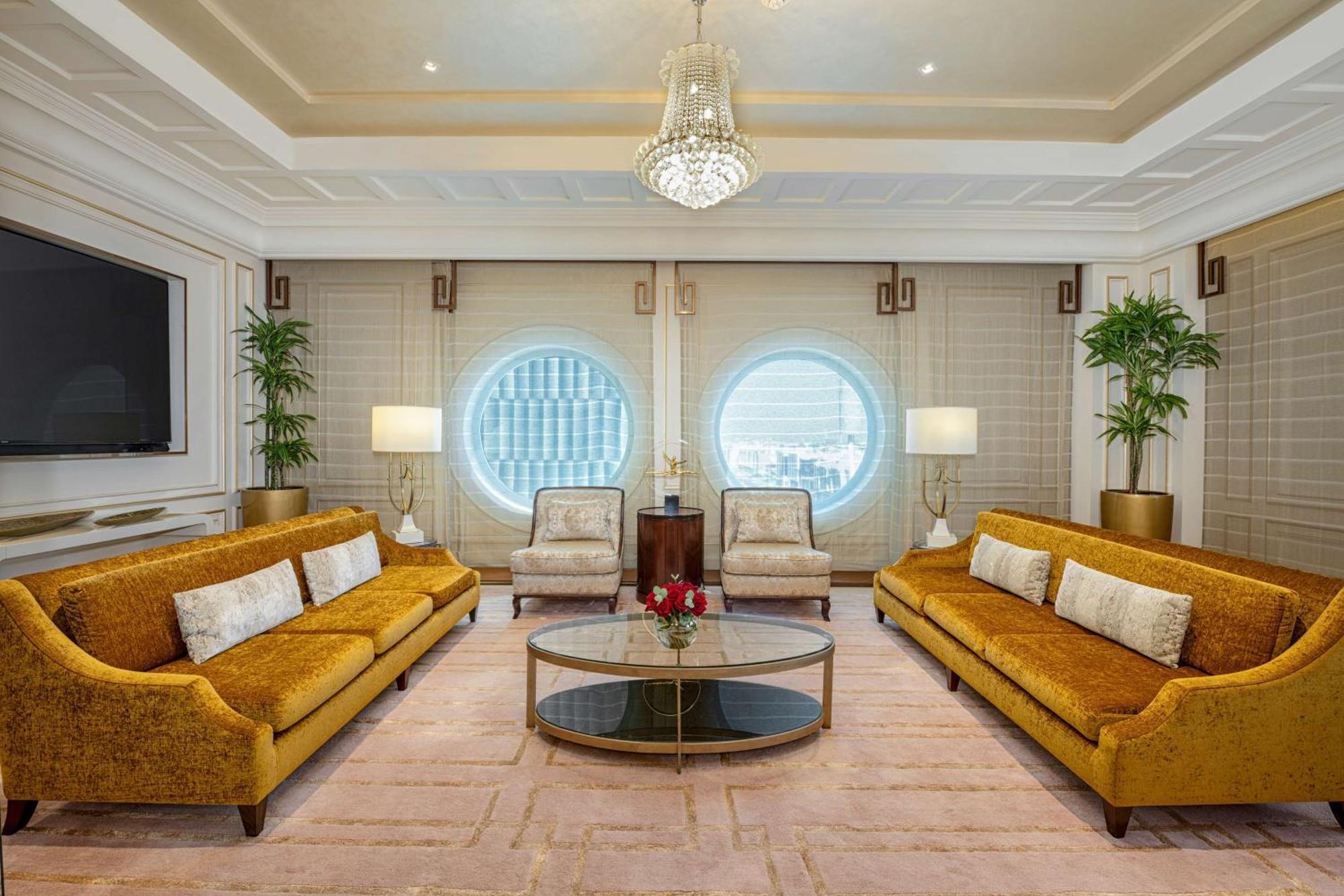 The Hotel Galleria Jeddah, Curio Collection By Hilton Bagian luar foto The living room of the Presidential Suite