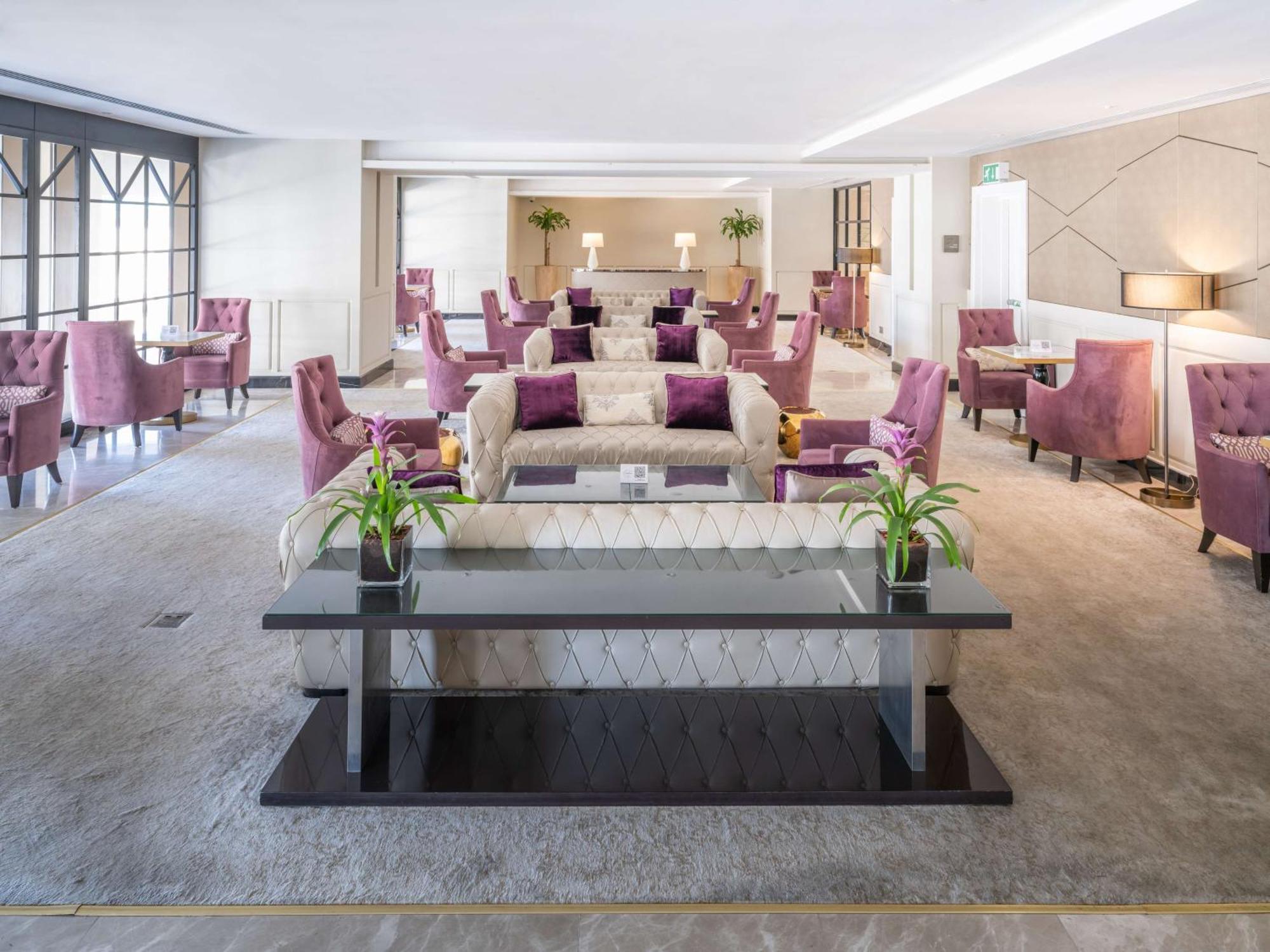 The Hotel Galleria Jeddah, Curio Collection By Hilton Bagian luar foto The lounge at the airport