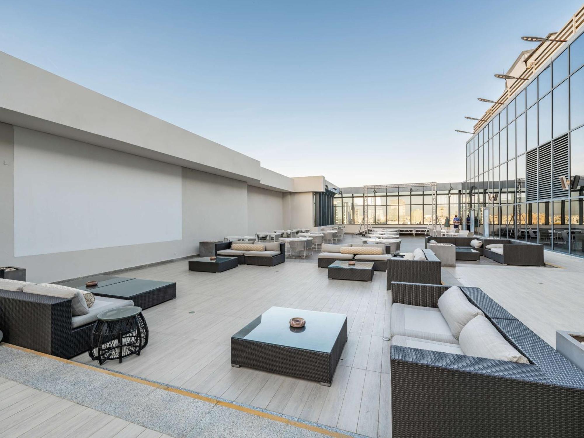 The Hotel Galleria Jeddah, Curio Collection By Hilton Bagian luar foto The rooftop lounge at the hotel