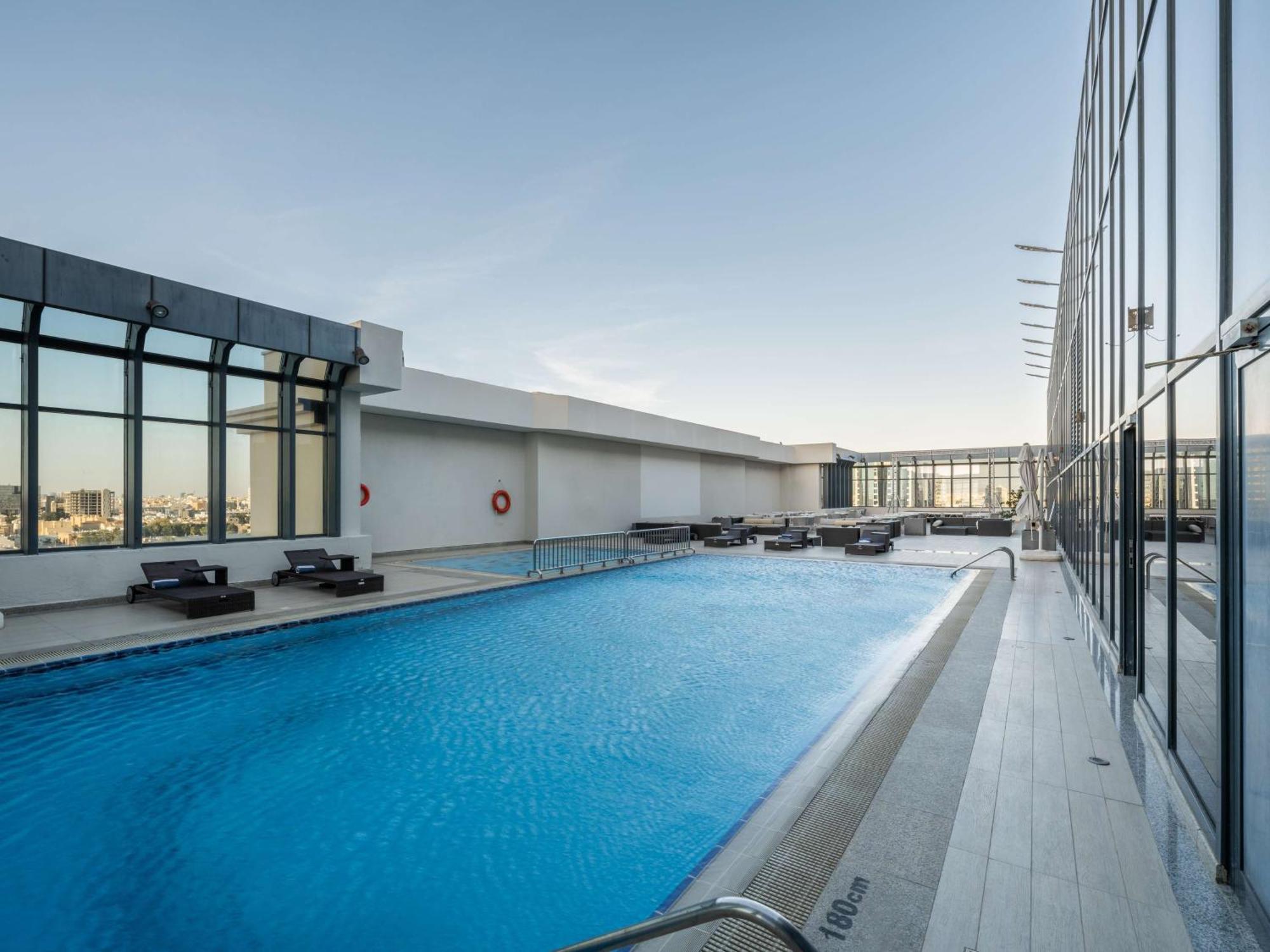 The Hotel Galleria Jeddah, Curio Collection By Hilton Bagian luar foto The swimming pool at the top of the hotel