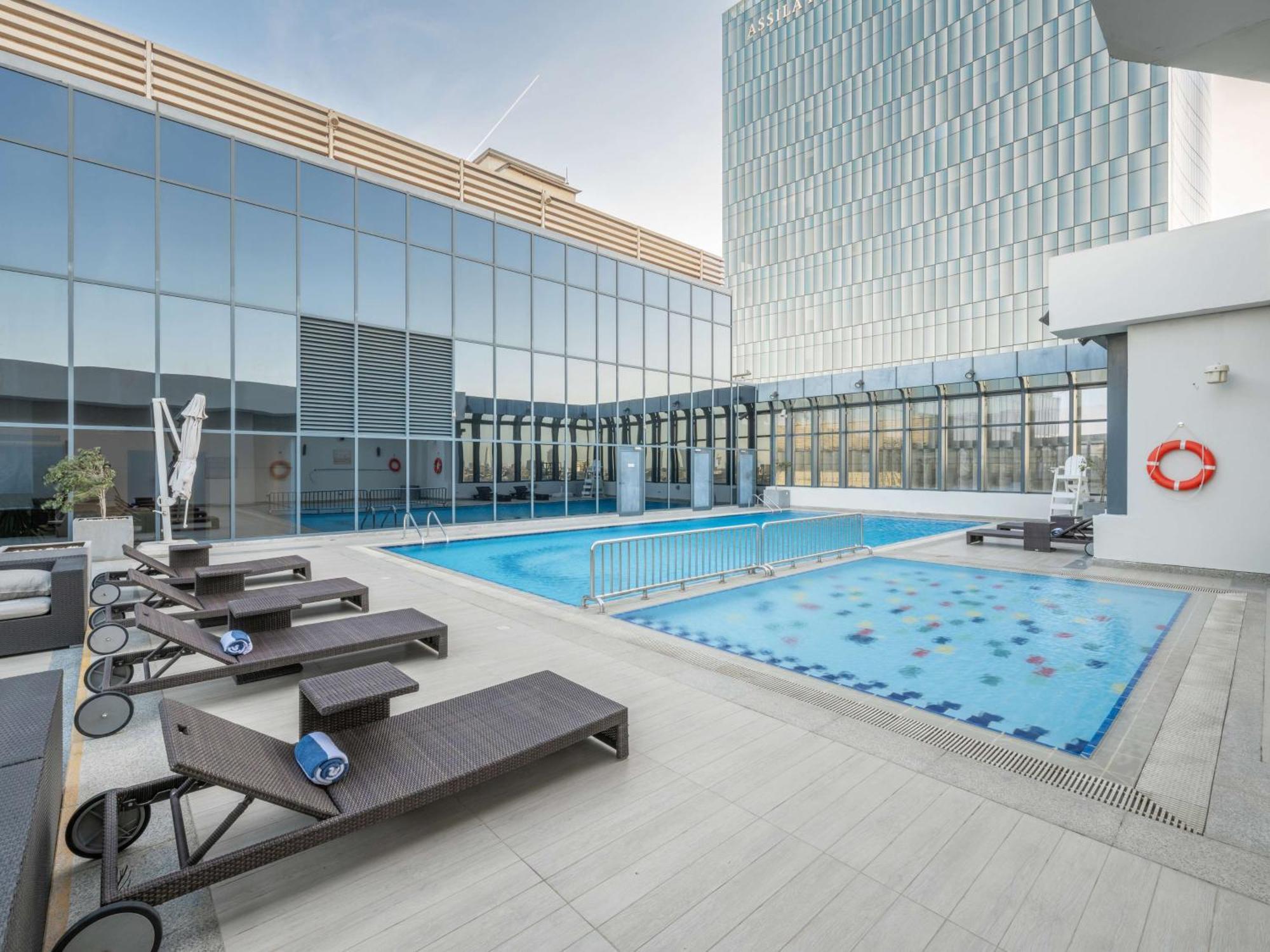 The Hotel Galleria Jeddah, Curio Collection By Hilton Bagian luar foto The swimming pool at the hotel